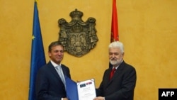 Premijer Srbije Mirko Cvetkovic i šef Delegacije EU u Srbiji Vensan Dežer tokom sastanka u Vladi Srbije, gde je Dežer premijeru uručio i predstavio mišljenje Evropske komisije o kandidaturi Srbije za članstvo u EU.