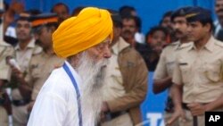 Pelari Inggris berusia 102 tahun, Fauja Singh, saat berpartisipasi dalam maraton di Mumbai, India (20/21). (AP/Rafiq Maqbool) 