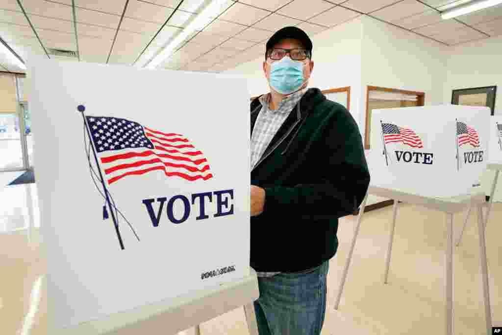 رای گیری زودهنگام در ایالت آیووا نیز شروع شده است. روز انتخابات در آمریکا سه شنبه دو هفته دیگر ۳ نوامبر / ۱۳ آبان است. 