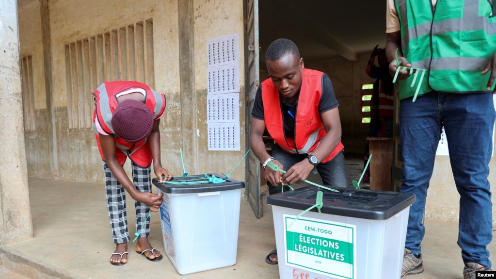 Des agents électoraux scellent des urnes vides devant un bureau de vote avant l'ouverture de celui-ci pour les élections législatives et régionales du Togo, à Lomé, Togo, le 29 avril 2024. 