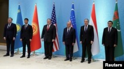 AQSh Davlat kotibi Mayk Pompeo (chapdan uchinchi) Markaziy Osiyo davlatlari tashqi ishlar vazirlari bilan, Toshkent, O'zbekiston, 2020-yil, 3-fevral