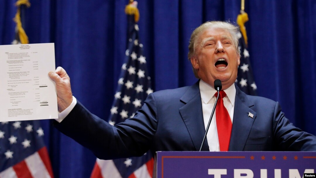 Pengusaha real estate dan bintang televisi realitas Donald Trump menunjukkan jumlah kekayaannya dalam pidato pengumuman pencalonan dirinya sebagai bakal calon presiden dari Partai Republik untuk Pemilihan Presiden 2016 di Trump Tower, New York (16/6).