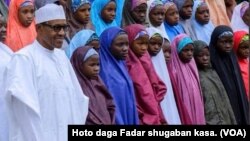 Shugaba Buhari ya gana da daliban makarantar Dapchi da aka dawo.