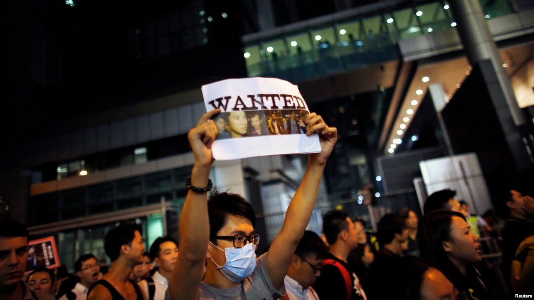 Para mahasiswa memrotes pemukulan demonstran pro-demokrasi oleh polisi Hong Kong (14/10).