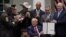 Tổng thống Donald Trump ký lệnh cải tổ ngành cảnh sát tại Vườn Hồng Tòa Bạch Ốc ngày 16/6/2020.