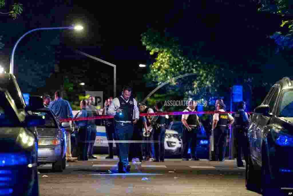 미국 일리노이주 시카고의 총격 사건 현장을 경찰이 조사하고 있다. 