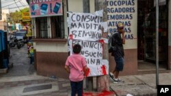 Mientras se dió a conocer el arresto de los diez sospechosos de desapariciones, guatemaltecos protestan exigiendo la renuncia de la fiscal general María Consuelo Porras y del ministro del Interior Gendri Reyes, tras el arresto de varios opositores.