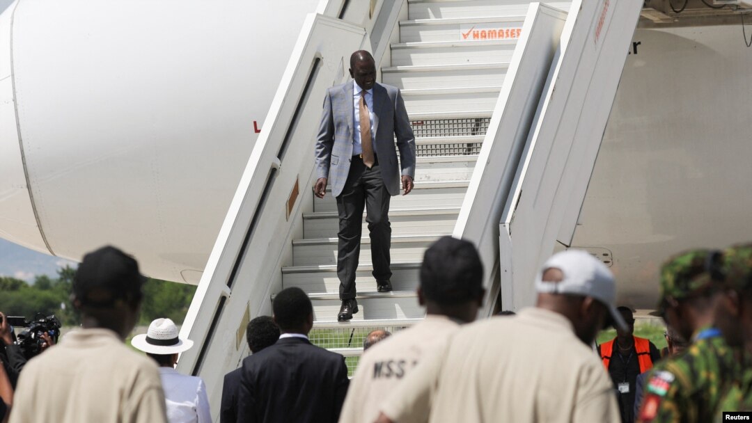 Prezidan Kenya William Ruto rive Ayiti pou fe konsta asistans sekirite peyi li ap bay Ayiti, nan ayeropo Entenasyonal Toussaint Louverture la nan Potoprens, 21 Sept. 2024. 