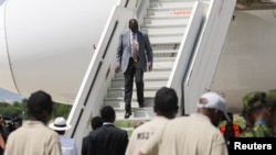 Prezidan Kenya William Ruto rive Ayiti pou fe konsta asistans sekirite peyi li ap bay Ayiti, nan ayeropo Entenasyonal Toussaint Louverture la nan Potoprens, 21 Sept. 2024. 