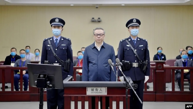 中国华融公司原党委书记、董事长赖小民因受贿、贪污、重婚等罪在天津市第二中级人民法院受审。（2020年8月11日）