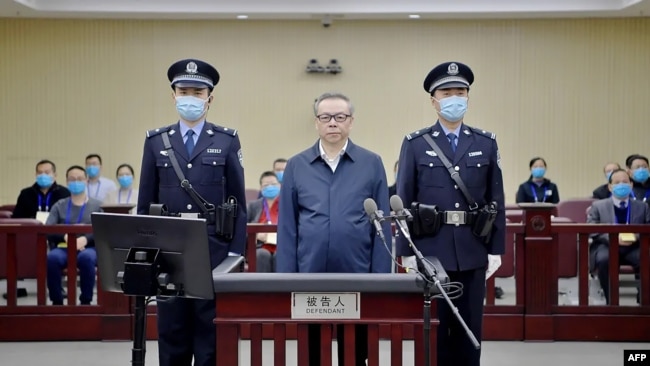 中国华融公司原党委书记、董事长赖小民因受贿、贪污、重婚等罪在天津市第二中级人民法院受审。(2020年8月11日)