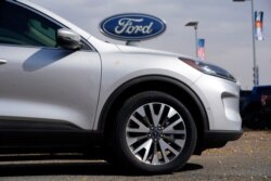 미국 콜로라도주 덴버의 포드 자동차 매장. 포드는 최근 세계적인 반도체 부족으로 차량 생산을 줄였다.