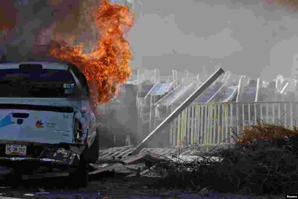 Sebuah truk dibakar para anggota serikat guru negara bagian Guerrero, dalam protes untuk menuntut&nbsp;hilangnya 43 mahasiswa Ayotzinapa Teacher Training College Raul Isidro Burgos di Chilpancingo (29/10). (Reuters/Daniel Becerril) 