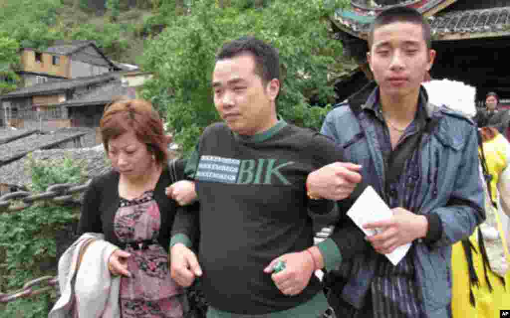 游客在过泸定桥时难免有点紧张