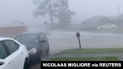 Fuertes vientos y fuertes lluvias azotaron un vecindario durante el huracán Zeta en Chalmette, Louisiana, EE.UU., el 28 de octubre de 2020. 