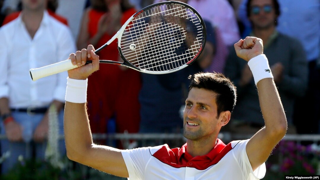 Novak Đoković slavi pobedu nad Adrijanom Manarinom u četvrtfinalu turnira u Kvins klubu (Foto: AP/Kirsty Wigglesworth)