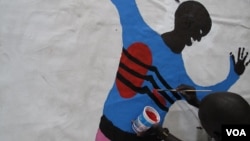 A man living with HIV paints his body map in Kisumu, Kenya, July 6, 2011. (Photo: VOA/X. Verhoest)