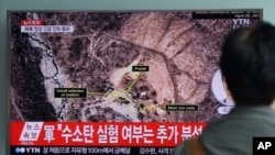 A man watches a TV news program reporting North Korea's nuclear test at Seoul Railway Station in Seoul, South Korea, Sept. 9, 2016. 