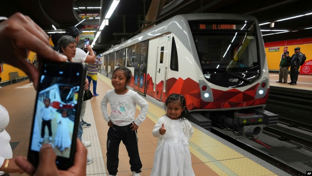 Niños posan para una fotografía en una plataforma del Metro de Quito, en Quito, Ecuador, el 1 de diciembre de 2023.