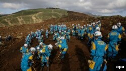 Regu penyelamat terus melakukan pencarian korban tanah longsor akibat gempa bumi di Minamiaso, Kumamoto, Jepang (17/4). 