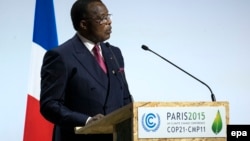 Le président congolais Denis Sassou Nguesso prononce un discours à Paris, France, 30 novembre 2015. epa/ ETIENNE LAURENT