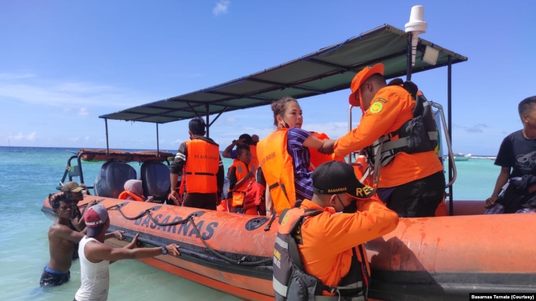 Penumpang kapal ferry KM Karya Indah yang terbakar, sedang dievakuasi oleh tim Basarnas, Sabtu, 29 Mei 2021. (Foto: Courtesy/Basarnas Ternate)