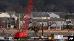 Los equipos de rescate y salvamento recuperan una parte de un helicóptero Black Hawk del ejército que chocó en el aire con un avión de American Airlines, el jueves 6 de febrero de 2025, en Arlington, Virginia.