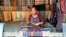 Seorang perempuan Sasak di Lombok, sedang menenun, kegiatan yang dianggap pekerjaan domestik perempuan. (Foto: Petrus Riski/VOA).jpg