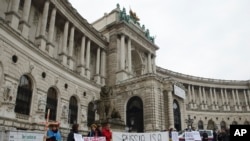 Демонстранты протестуют перед дворцом Хофбург во время заседания Парламентской ассамблеи ОБСЕ в Вене, Австрия, 23 февраля 2023 г.