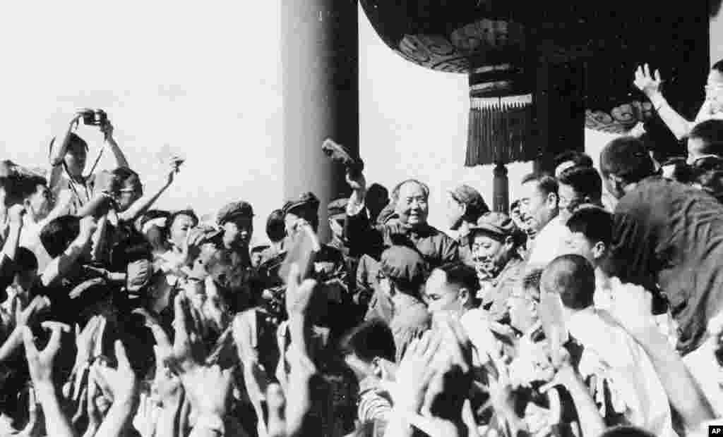 1966年8月，毛泽东和周恩来接见北京等地的红卫兵。 在这之前，中国共产党第八届中央委员会第十一次全体会议（扩大）在北京召开。列席会议的有中央文革小组全体成员和首都高等学校的&ldquo;革命师生&rdquo;代表47人。 全会根据毛泽东的提议改组了中央领导机构，刘少奇的地位排名从第二降到第八名。 会议期间， 《人民日报》发表毛泽东写的大字报《炮打司令部&mdash;&mdash;我的一张大字报》，指出&ldquo;某些领导同志&rdquo;&ldquo;站在反动的资产阶级立场，实行资产阶级专政&rdquo;。大字报的矛头直指刘少奇和邓小平。