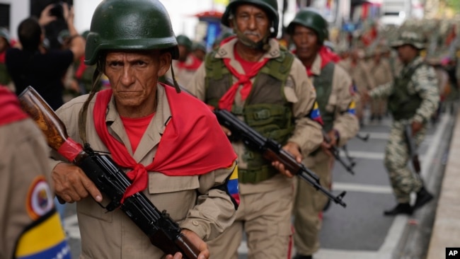 ARCHIVO - Miembros de la milicia venezolana participan en un acto oficial en Caracas, el 17 de diciembre de 2024.