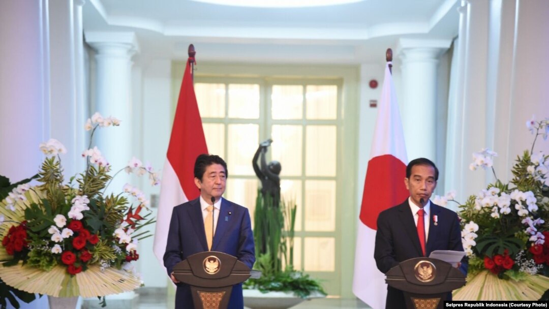 Presiden Jokowi dan PM Abe memberikan keterangan Pers bersama di Istana Bogor 