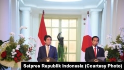 Presiden Jokowi dan PM Abe memberikan keterangan Pers bersama di Istana Bogor 