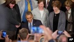 Presiden Barack Obama menandatangani Memorandum untuk memperbaiki peraturan terkait kerja lembur di Gedung Putih, Washington (13/3).