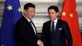 中国国家主席习近平（左）与意大利总理朱塞佩·孔特（Giuseppe Conte）2019年3月23日在罗马签署了``一带一路''备忘录后握手。