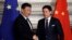 中国国家主席习近平(左)与意大利总理朱塞佩·孔特(Giuseppe Conte)2019年3月23日在罗马签署了``一带一路''备忘录后握手。
