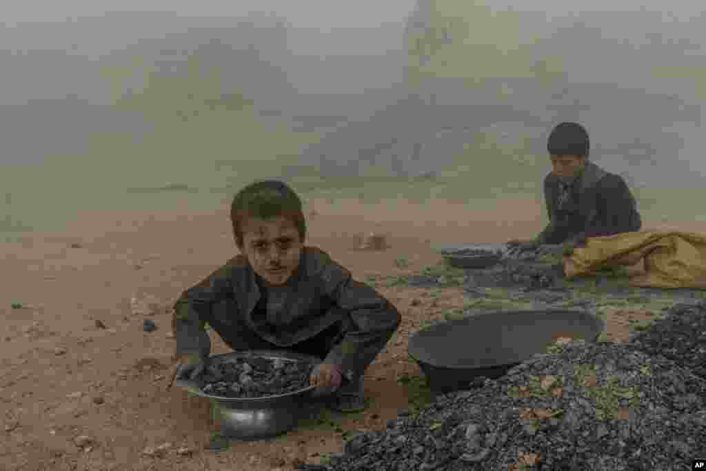 کودکان کارگر در یک داش خشت پزی در حومۀ شهر کابل