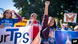 ARCHIVO: Decenas de manifestantes marcharon frente a la Casa Blanca para pedir la extensión del TPS, el 23 de septiembre de 2022. 