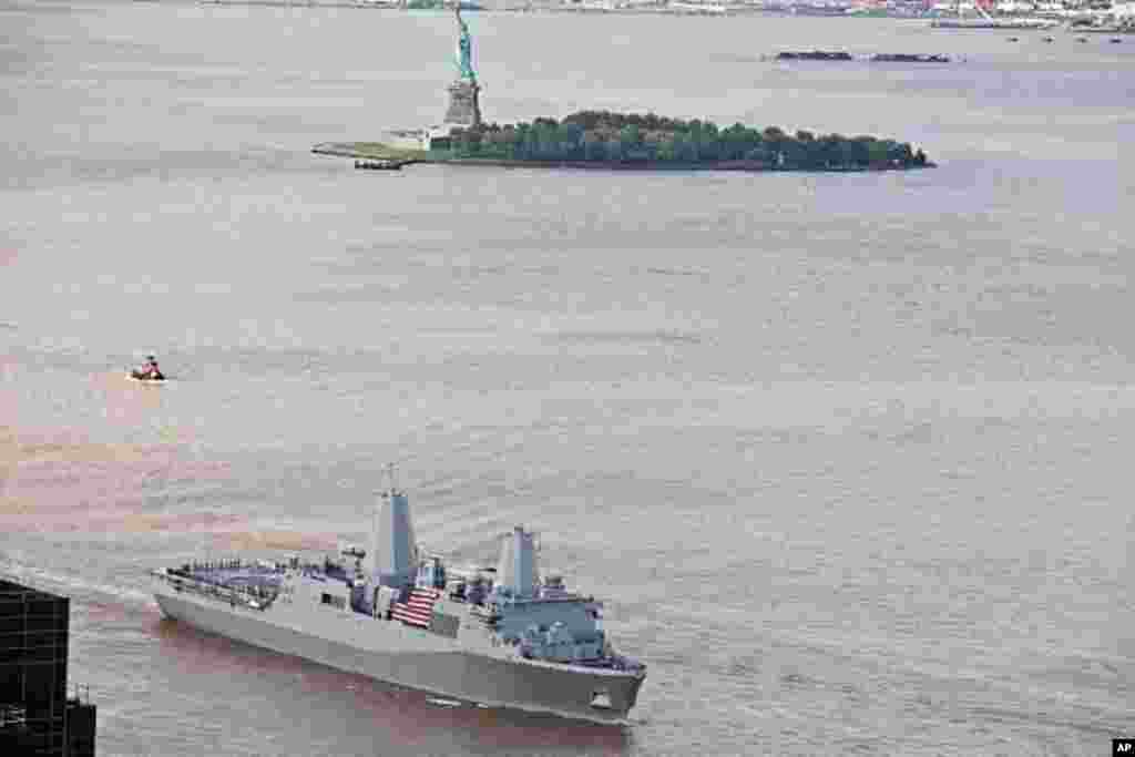 美国海军两栖坞式运输舰纽约号USS New York (LPD 21) 9月8日进入纽约市。远景是自由女神像。