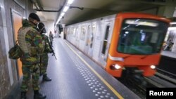 Tentara Belgia melakukan patroli di sebuah stasiun kereta bawah tanah di di Brussels, Belgia yang kembali dibuka hari Rabu (25/11).