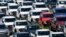 Hàng nghìn xe ô tô F-150s của hãng Ford không có chip đang được lưu giữ tại Kentucky Speedway ở Sparta của tiều bang Kentucky ở Mỹ. Các nhà máy ở châu Á bị ngưng trệ sản xuất do đại dịch đã gây ra khủng hoảng chip ô tô toàn cầu.