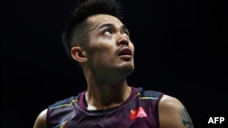 Reaksi Lin Dan, pebulu tangkis China, setelah memenangkan poin dalam laga melawan rekan senegaranya, Shi Yuqi, dalam laga tunggal putra turnamen World Championship di Nanjing, Provinsi Jiangsu, 2 Agustus 2018.
