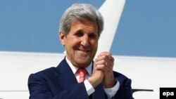 Ngoại trưởng Mỹ John Kerry tại phi trường quốc tế Tbilisi, Gruzia, ngày 7/7/2016.