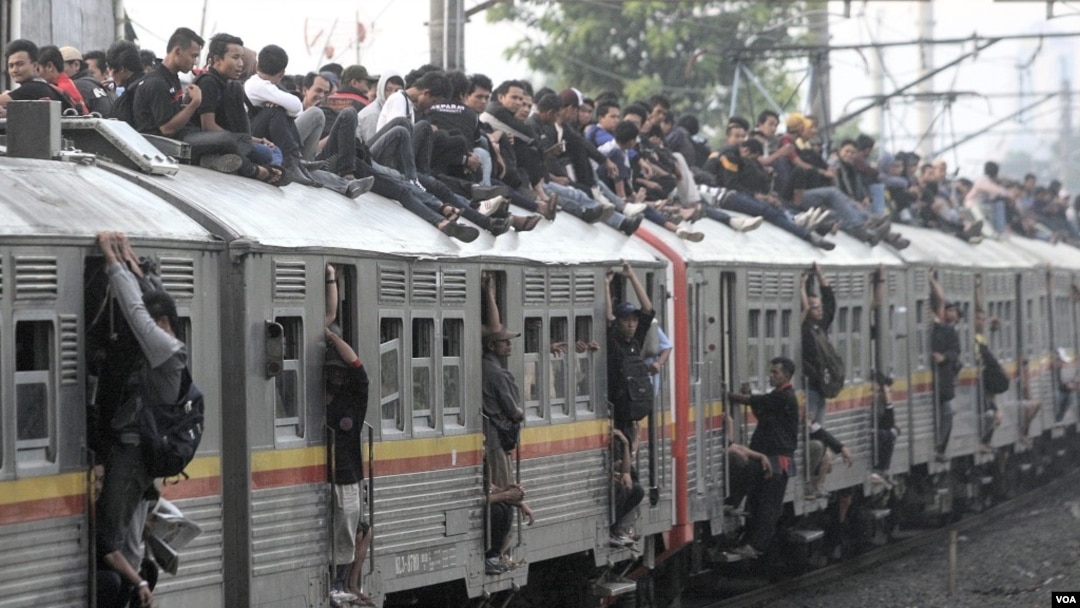 Penumpang mengeluh kurangnya jumlah kereta dan terlalu seringnya terjadi keterlambatan. (Foto: dok).