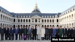 Tổng Bí thư Nguyễn Phú Trọng với các đại biểu tại Điện Invalides ở Thủ đô Paris, Pháp, ngày 26/3/2018. (Ảnh: TTXVN)