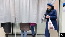 Cử tri Estonia đi bỏ phiếu tại Tallinn, ngày 1/3/2015.