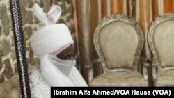 An dorawa Sabon Sarkin Kano, Mallam Sanusi Lamido Sanusi malafar sarki, da kuma bashi tagwayen masu Talatannan, a gidan gwamnatin Jihar Kano. 