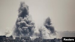 Israel melancarkan serangan balasan atas wilayah Gaza setelah tembakan roket Hamas, Minggu (27/7). 