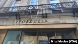 Consulate of Venezuela in New York visibly in a state of abandonment.