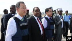 Babban Sakataren Majalisar Dinkin Duniya Ban Ki-moon dags hsngu, kusa da PM Somali Abdiweli Mohamed Ali, bayan isarsa a tashar jiragen sama dake Mogadishu's Adan Abulle, December 9, 2011.